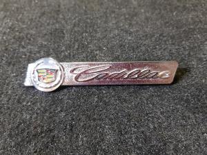 Лейбл металлический Cadillac (Кадиллак) фигурный цветной