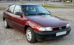 Резиновый коврик в багажник Opel Astra F (SD) (1991-1998) с бортиком