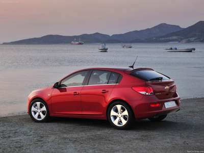 Резиновый коврик в багажник Chevrolet Cruze HB (Шевроле Круз хэтчбек) с бортиком