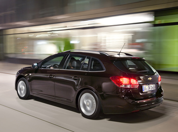 Резиновый коврик в багажник Chevrolet Cruze WAG (Шевроле Круз универсал) с бортиком