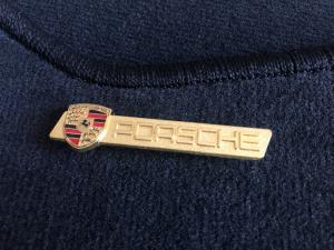 Лейбл металлический Porsche (Порше) фигурный цветной ЗОЛОТО
