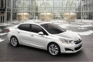 Резиновый коврик в багажник Citroen C4 Sedan (Ситроен С4 Седан) с бортиком