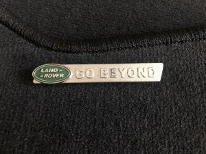 Лейбл металлический Land Rover "Go Beyond" ( Ленд Ровер Гоу Бьенд ) фигурный цветной 