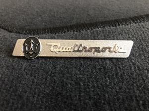 Лейбл металлический Maserati Quattroporte ( Мазерати Квартопорте ) фигурный цветной 