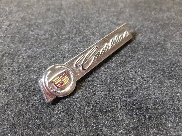 Лейбл металлический Cadillac (Кадиллак) фигурный цветной