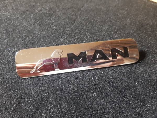 Лейбл металлический Man (МАН) БОЛЬШОЙ цветной