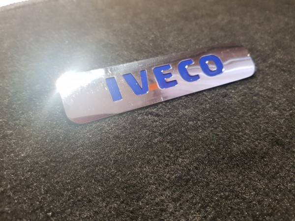 Лейбл металлический Iveco (Ивеко) БОЛЬШОЙ цветной