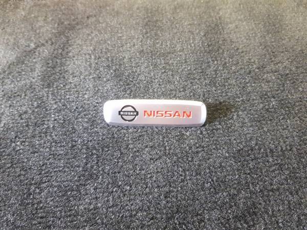 Лейбл металлический Nissan (Ниссан) цветной