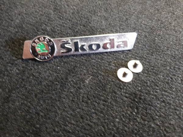 Лейбл металлический Skoda (Шкода) фигурный цветной