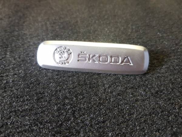Лейбл металлический Skoda (Шкода) без цвета