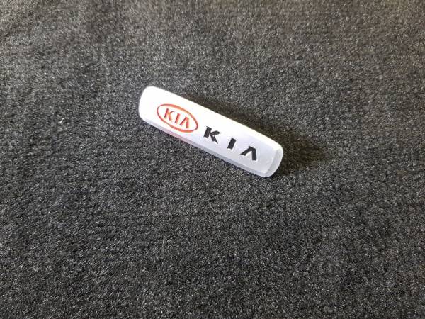 Лейбл металлический Kia (Киа) цветной