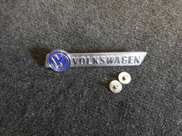 Лейбл металлический Volkswagen (Фольксваген) фигурный цветной 