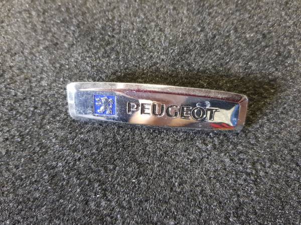 Лейбл металлический Peugeot (Пежо) цветной