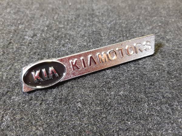 Лейбл металлический Kia (Киа) фигурный цветной