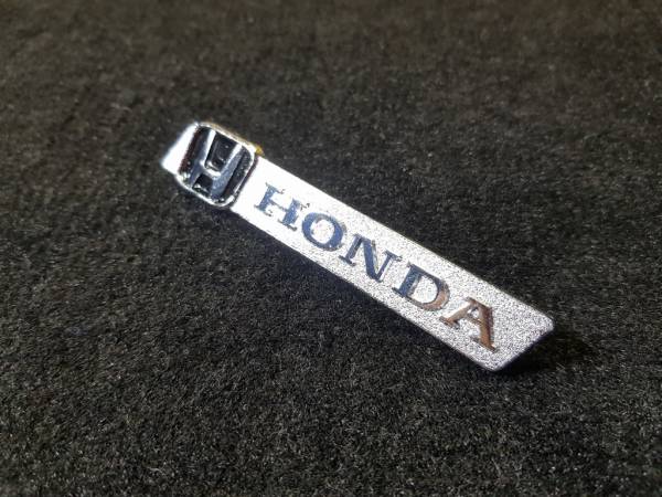Лейбл металлический Honda (Хонда) фигурный цветной 