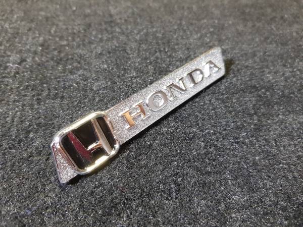 Лейбл металлический Honda (Хонда) фигурный цветной 