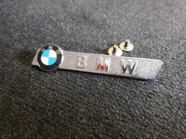 Лейбл металлический Bmw (Бмв) фигурный цветной