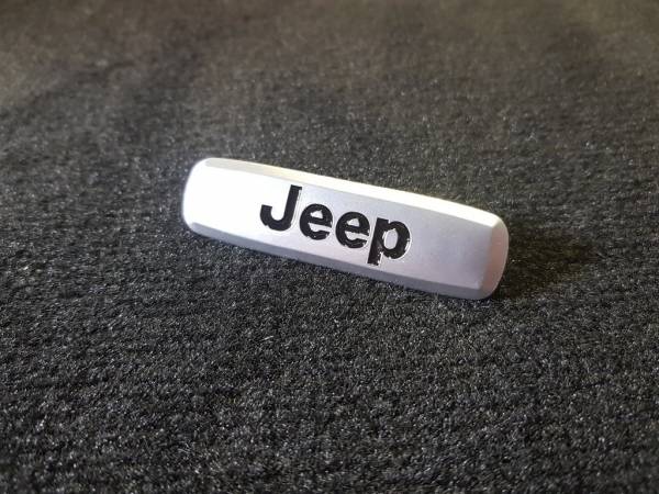Лейбл металлический Jeep (Джип) цветной (черная заливка)
