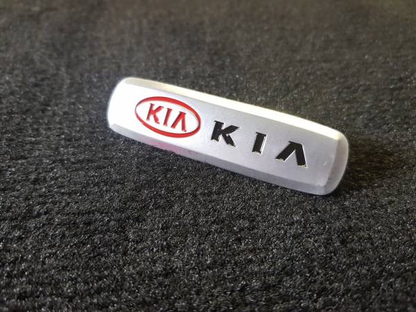 Лейбл металлический Kia (Киа) цветной
