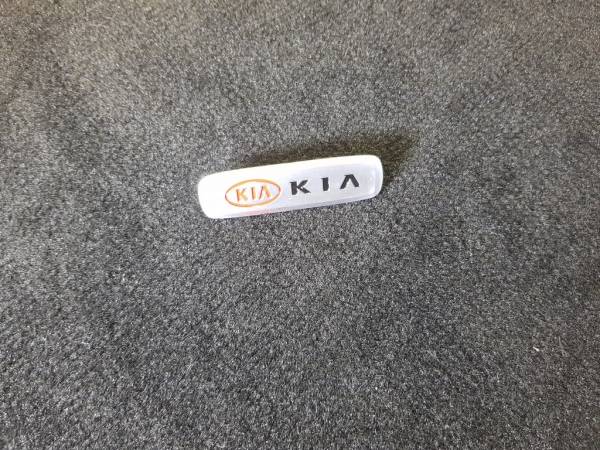 Лейбл металлический Kia (Киа) цветной
