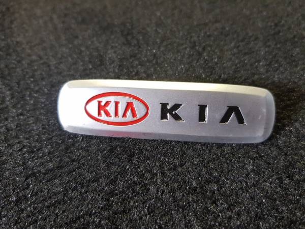 Лейбл металлический Kia (Киа) цветной